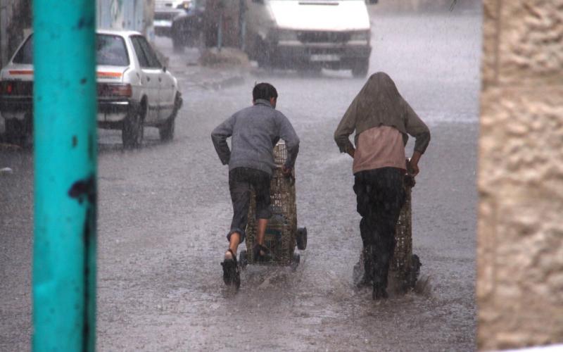 صور: غزة تحت المطر "حياة لا تتوقف"