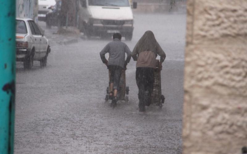 صور: غزة تحت المطر "حياة لا تتوقف"