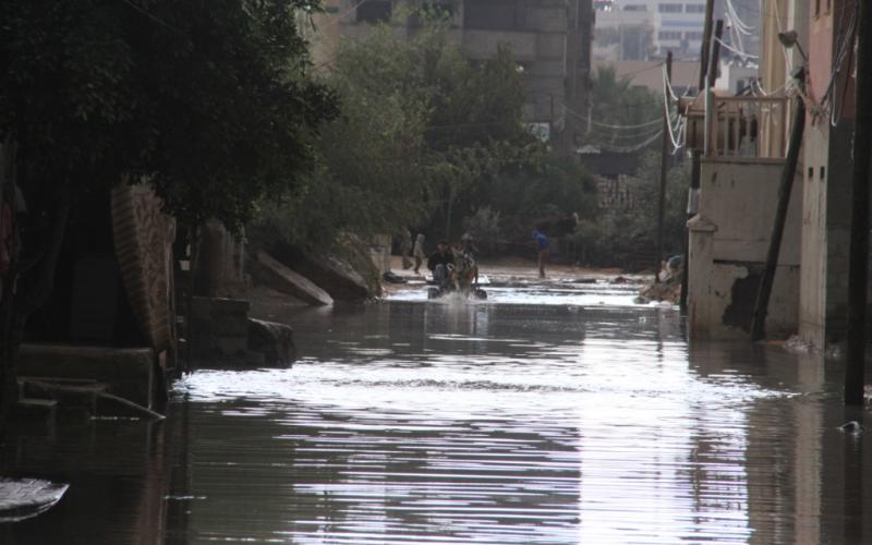 صور: غزة تحت المطر "حياة لا تتوقف"