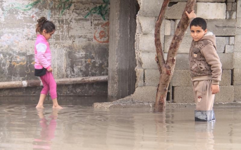 صور: غزة تحت المطر "حياة لا تتوقف"