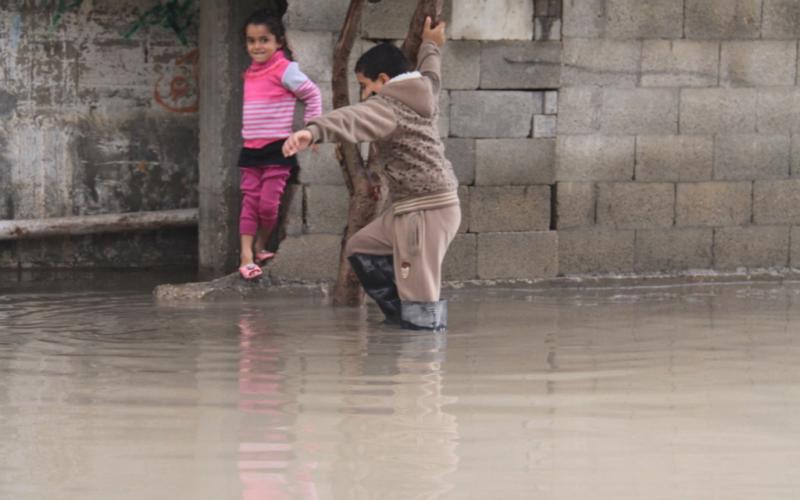 صور: غزة تحت المطر "حياة لا تتوقف"