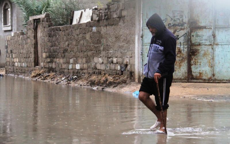 صور: غزة تحت المطر "حياة لا تتوقف"