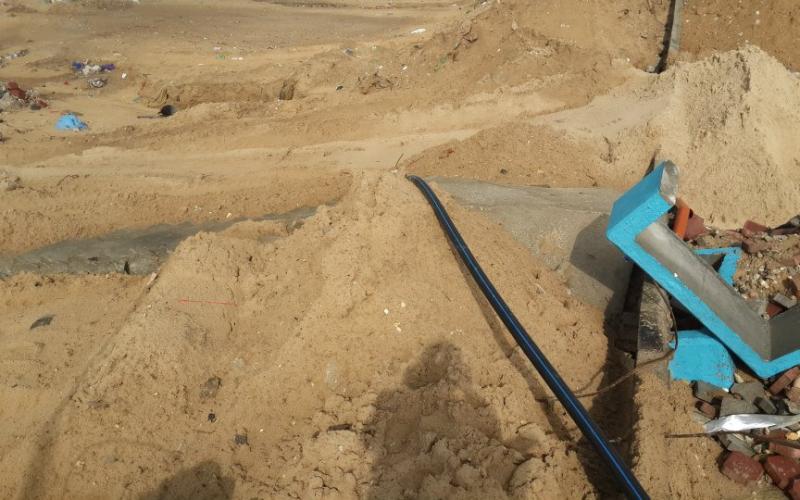 بالصور: انهيار أجزاء من رصيف "كورنيش" غزة