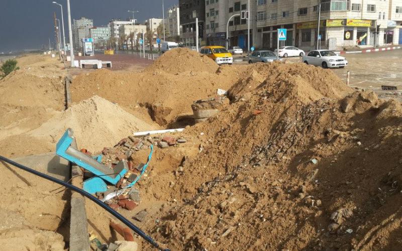 بالصور: انهيار أجزاء من رصيف "كورنيش" غزة