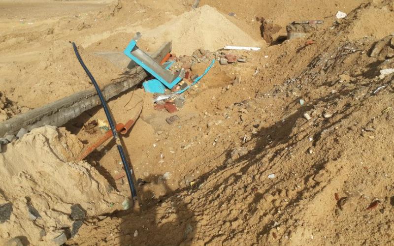 بالصور: انهيار أجزاء من رصيف "كورنيش" غزة