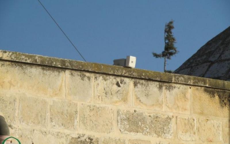 صور: الاحتلال ينصب كاميرات مراقبة بالأقصى