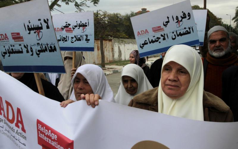 صور: كبار السن بغزة يطالبون بحماية حقوقهم