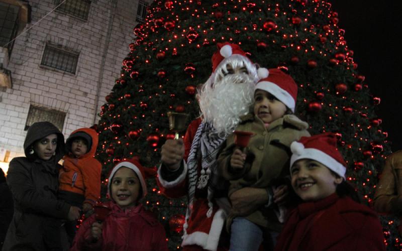 صور: إضاءة شجرة "عيد الميلاد" برام الله