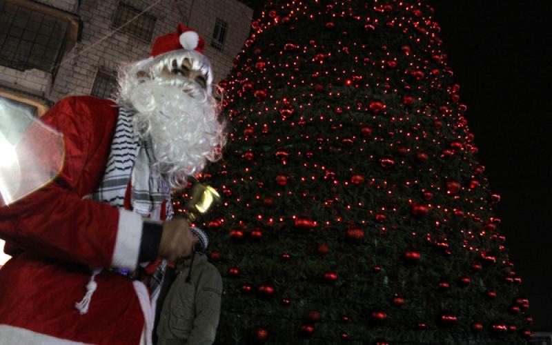 صور: إضاءة شجرة "عيد الميلاد" برام الله