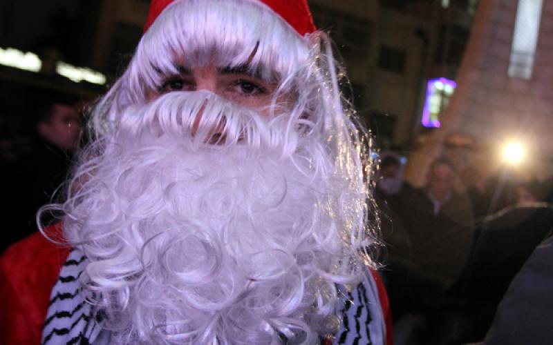صور: إضاءة شجرة "عيد الميلاد" برام الله