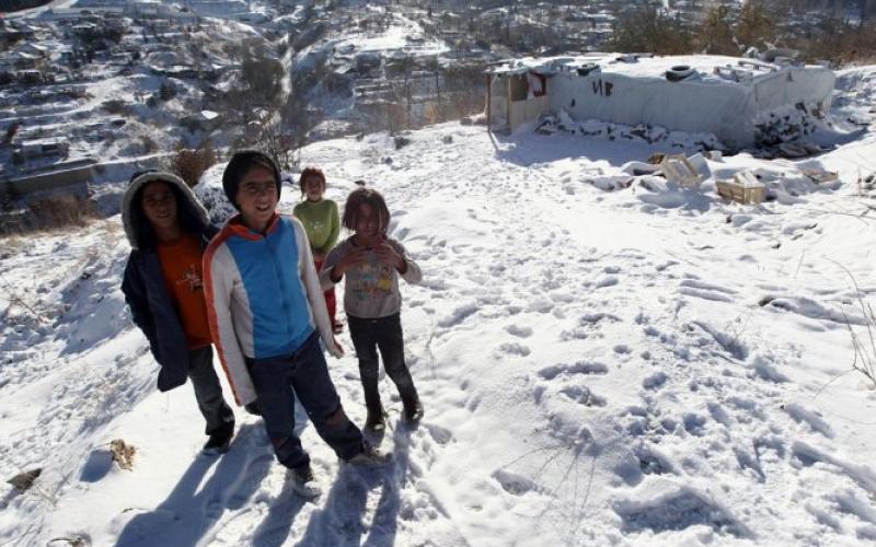 صور: الثلوج تداهم لاجئي سوريا