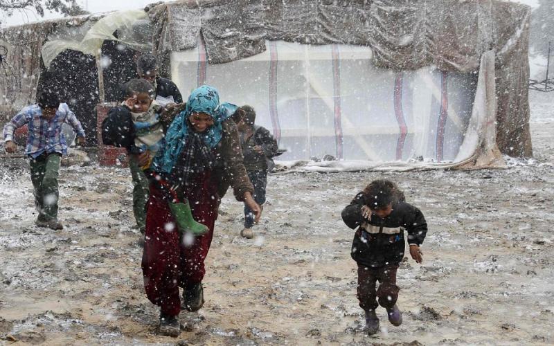 صور: الثلوج تداهم لاجئي سوريا