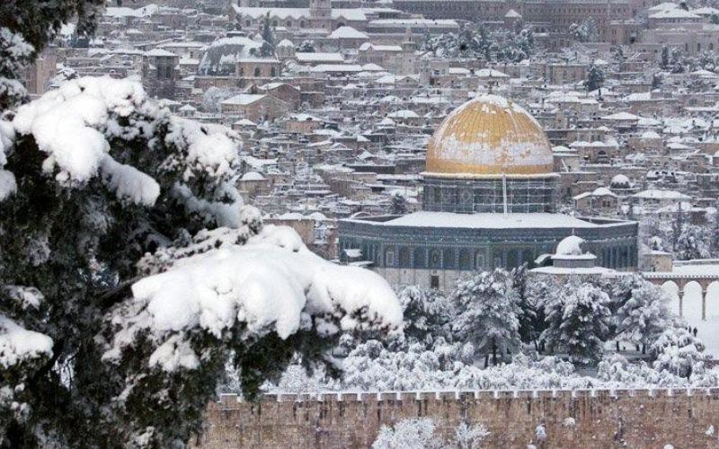 صور: القدس والضفة تكتسي بالأبيض