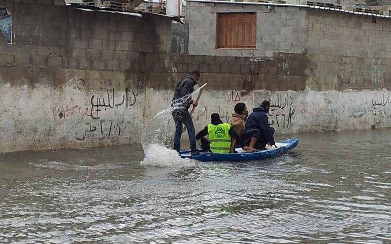 صور: أشبال الجماهيري يساعدون متضرري المنخفض