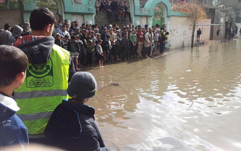 صور: أشبال الجماهيري يساعدون متضرري المنخفض