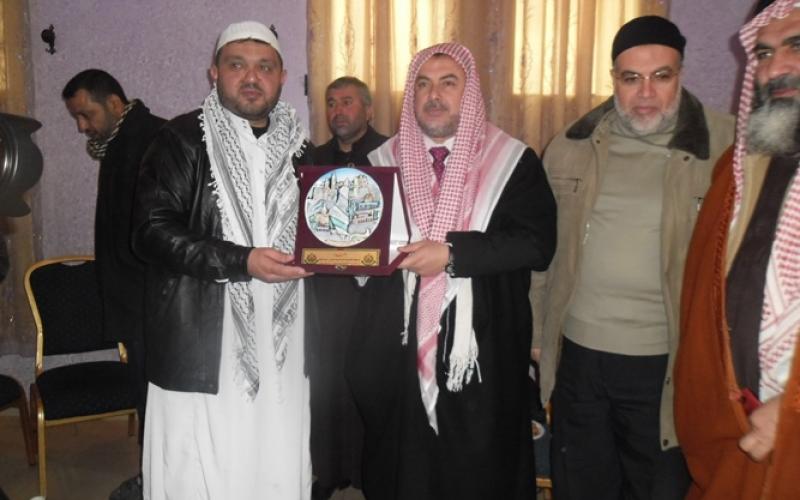 بالصور: رضوان يتفقد المتضررين بدير البلح