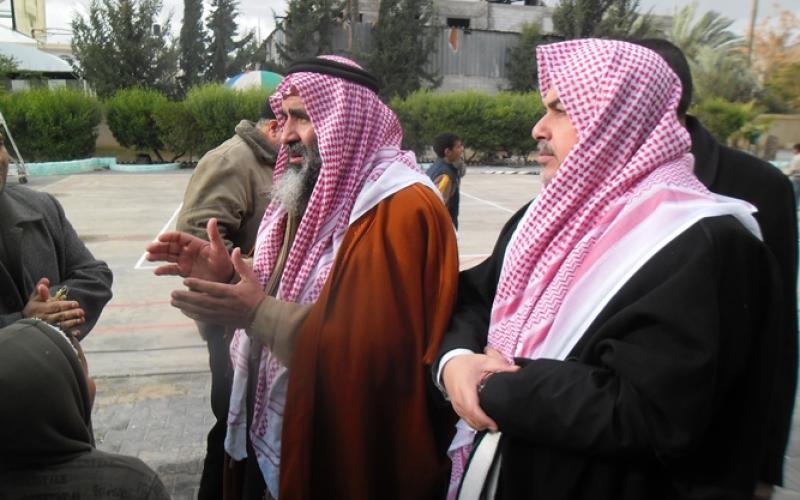 بالصور: رضوان يتفقد المتضررين بدير البلح