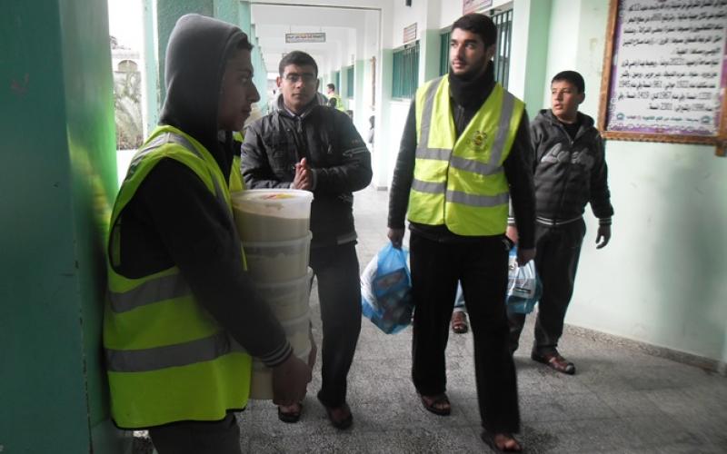 بالصور: رضوان يتفقد المتضررين بدير البلح