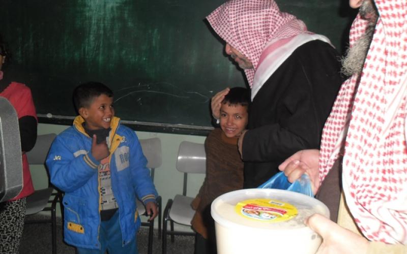 بالصور: رضوان يتفقد المتضررين بدير البلح