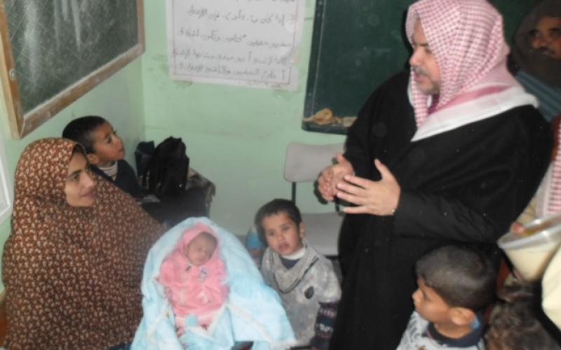 بالصور: رضوان يتفقد المتضررين بدير البلح