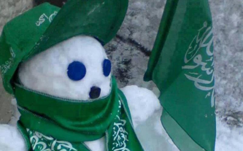 بالصور: "رجل الثلج" يشارك حماس انطلاقتها
