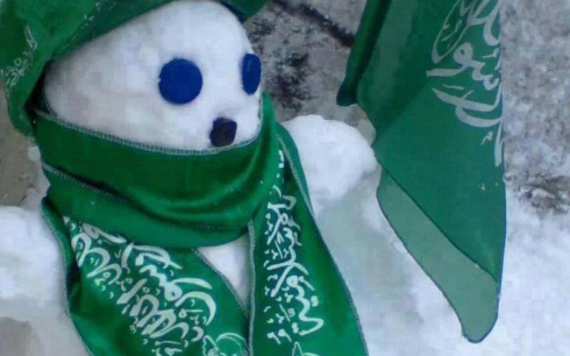 بالصور: "رجل الثلج" يشارك حماس انطلاقتها
