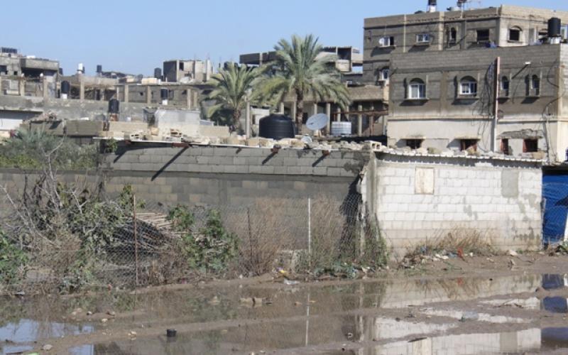 بالصور: معاناة عائلتين منكوبتين في رفح