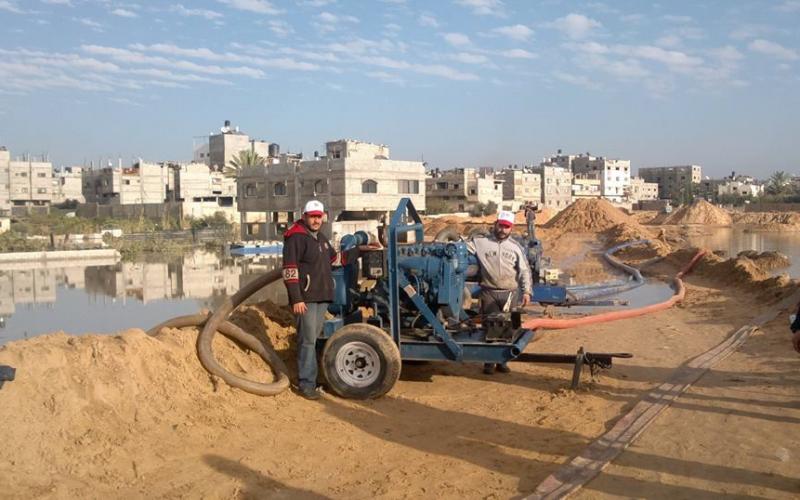 صور: تواصل أعمال شفط المياه بشارع النفق