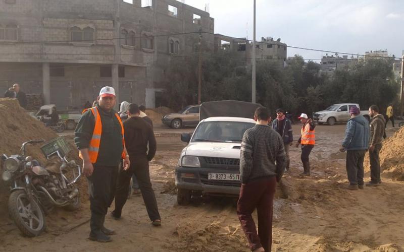 صور: تواصل أعمال شفط المياه بشارع النفق