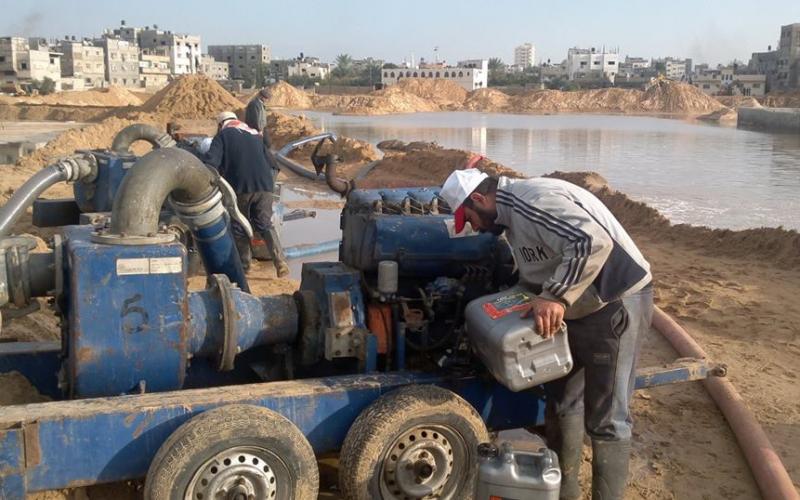 صور: تواصل أعمال شفط المياه بشارع النفق