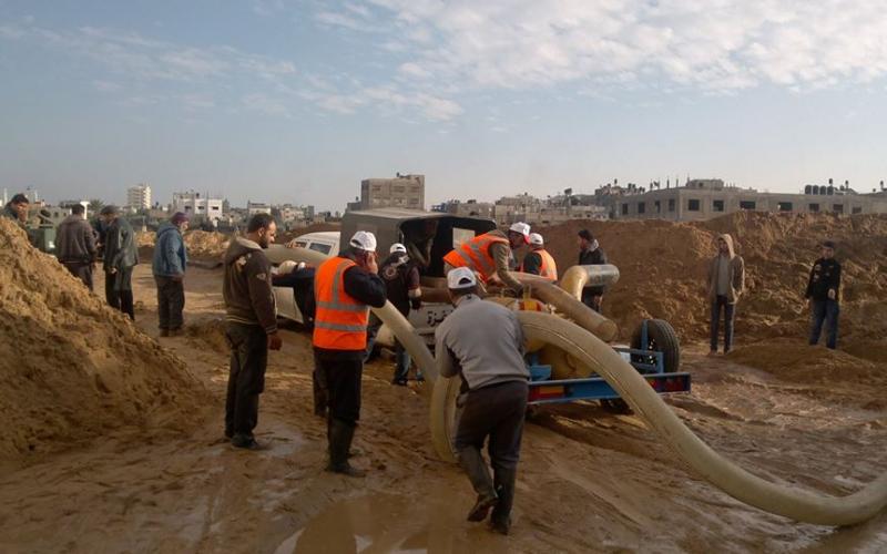 صور: تواصل أعمال شفط المياه بشارع النفق