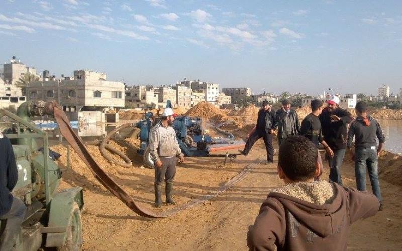 صور: تواصل أعمال شفط المياه بشارع النفق