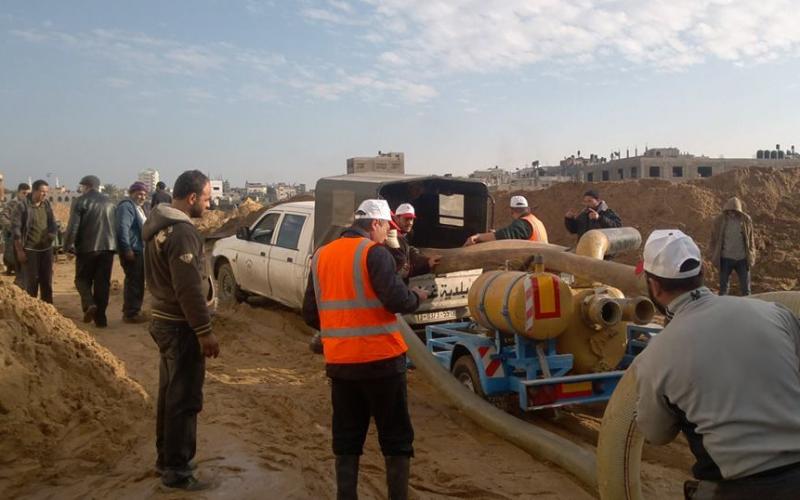 صور: تواصل أعمال شفط المياه بشارع النفق