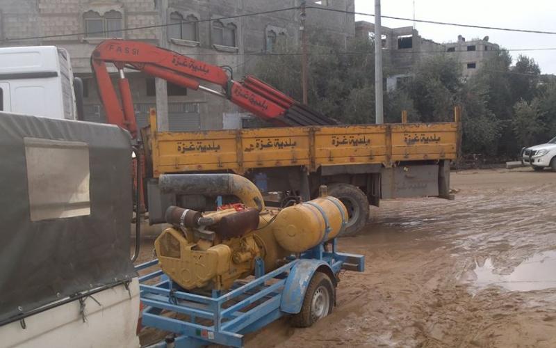 صور: تواصل أعمال شفط المياه بشارع النفق