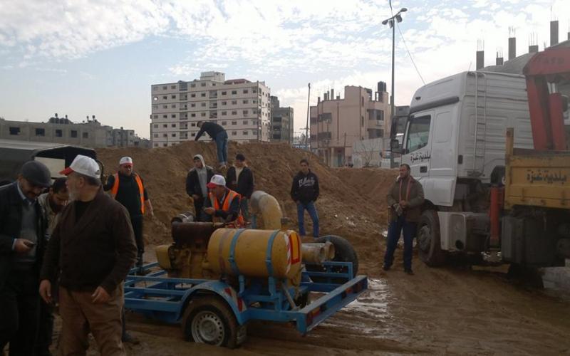 صور: تواصل أعمال شفط المياه بشارع النفق