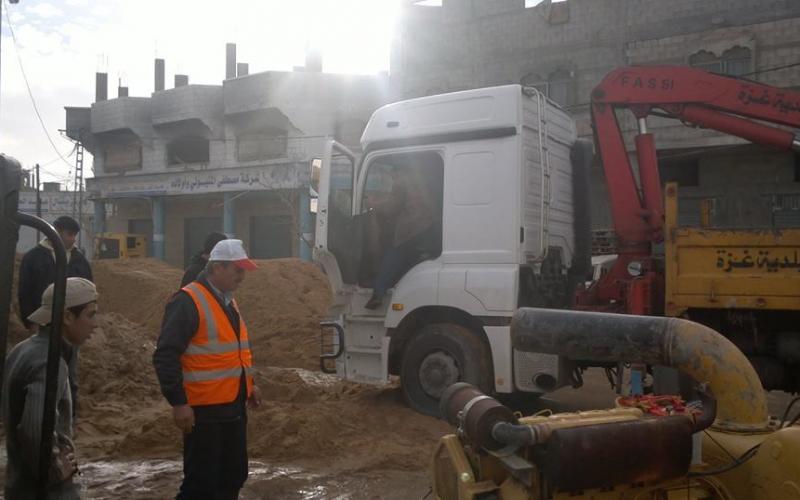 صور: تواصل أعمال شفط المياه بشارع النفق