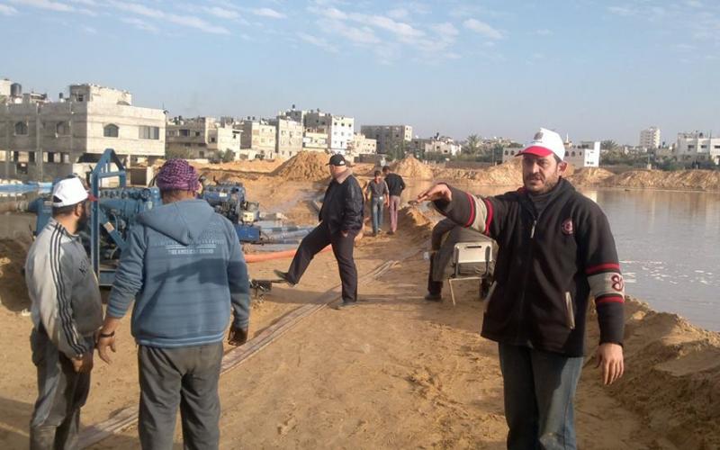 صور: تواصل أعمال شفط المياه بشارع النفق