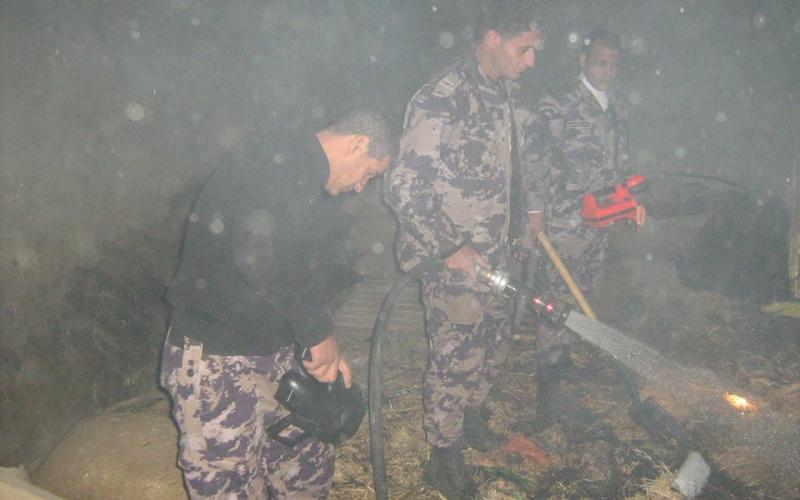 بالصور: حريق هائل بمخازن أعلاف بطوباس