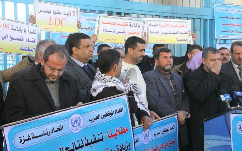 بالصور: "نزاع عمل" بين وكالة الغوث وموظفيها