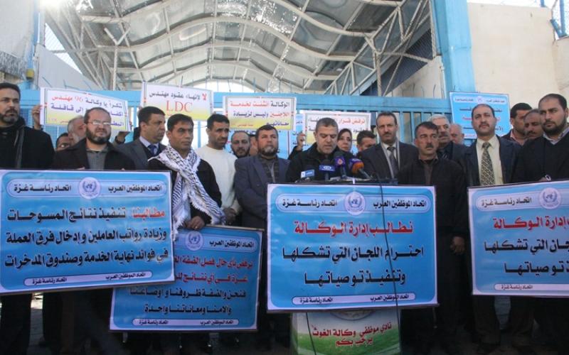 بالصور: "نزاع عمل" بين وكالة الغوث وموظفيها