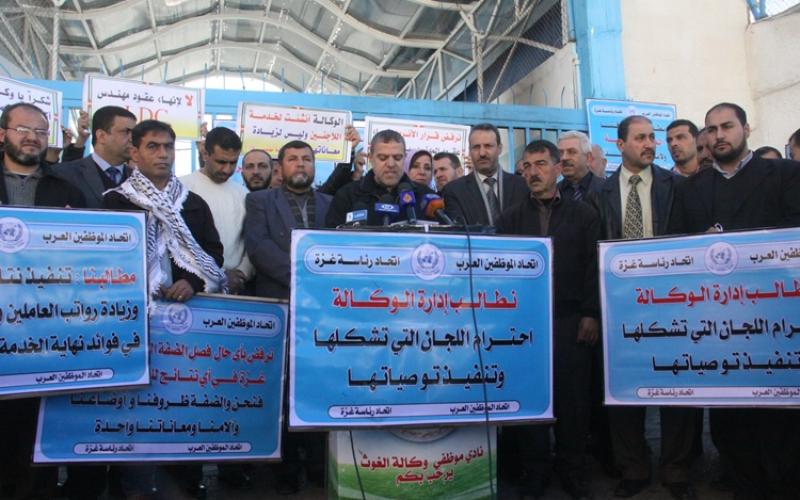 بالصور: "نزاع عمل" بين وكالة الغوث وموظفيها
