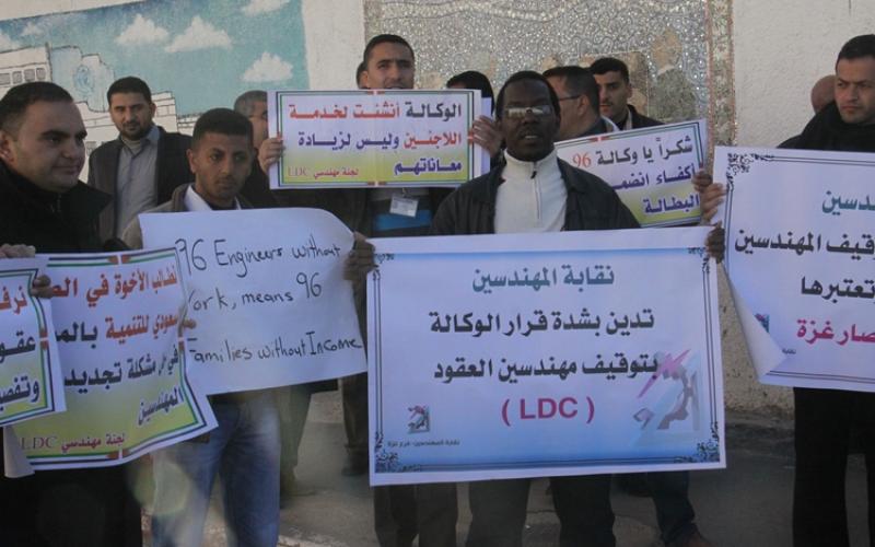 بالصور: "نزاع عمل" بين وكالة الغوث وموظفيها