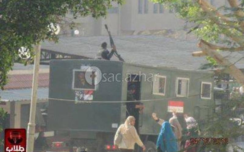 صور: الانقلاب يقتحم الأزهر ويعتدي على الطالبات