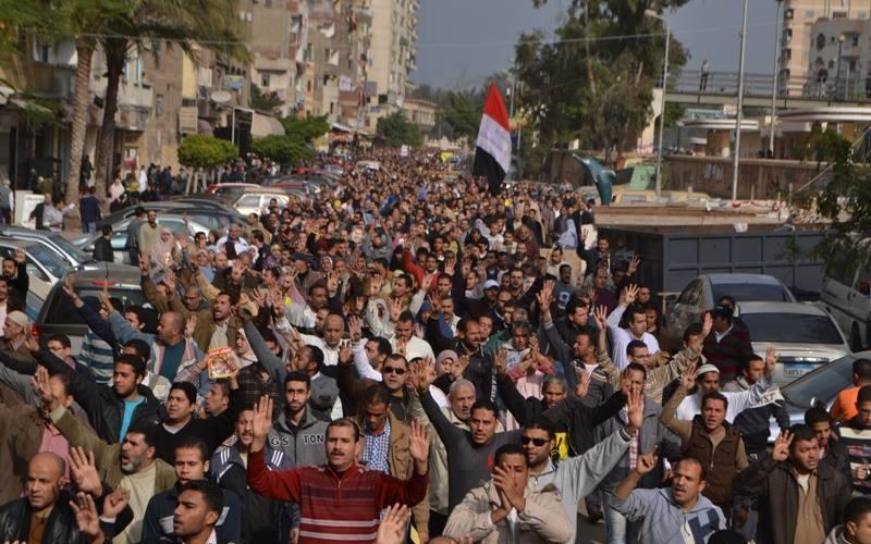 صور: تظاهرات عارمة واشتباكات دامية بمصر