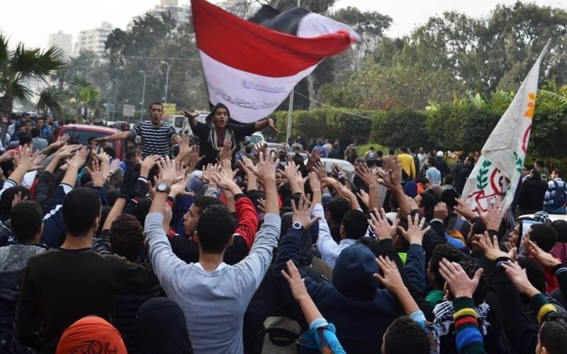 صور: تظاهرات عارمة واشتباكات دامية بمصر