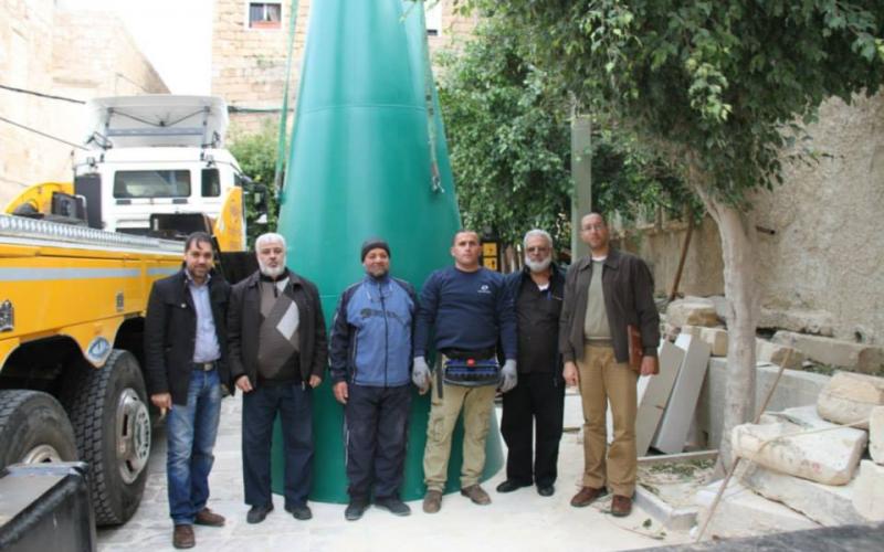بالصور: تركيب صنوبرة مئذنة "المجادلة" بعكا