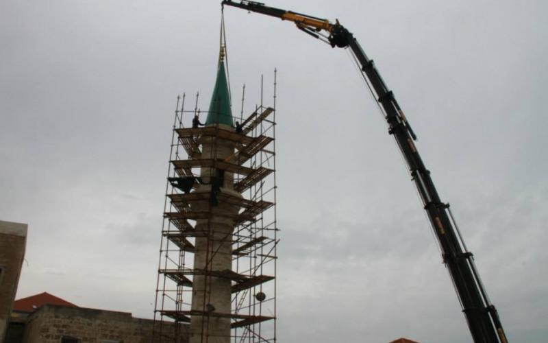بالصور: تركيب صنوبرة مئذنة "المجادلة" بعكا