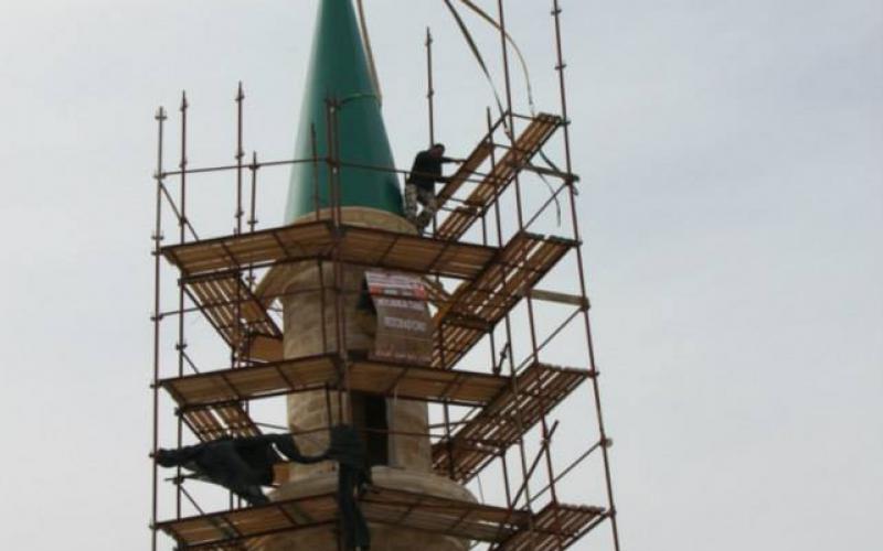 بالصور: تركيب صنوبرة مئذنة "المجادلة" بعكا