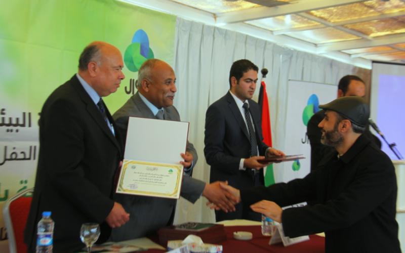 بالصور: "البيئة" تختتم مشروعاً توعوياً بغزة