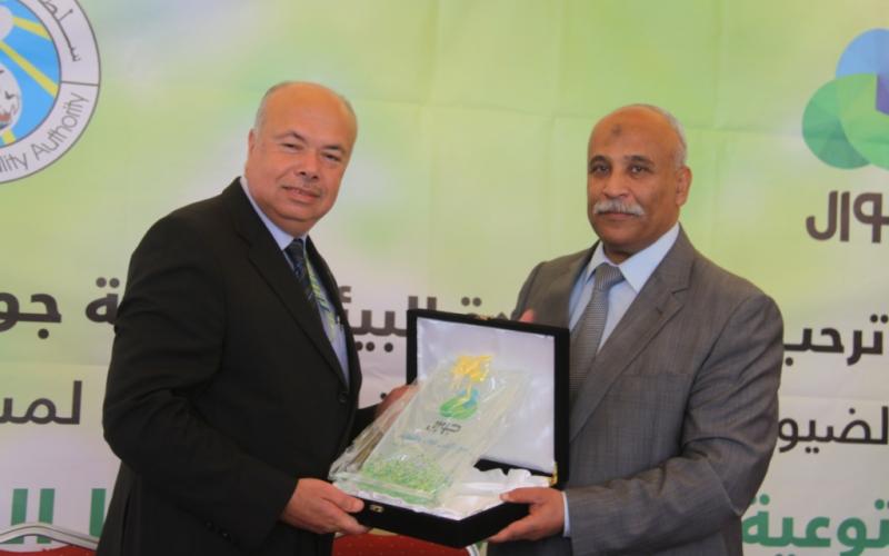 بالصور: "البيئة" تختتم مشروعاً توعوياً بغزة